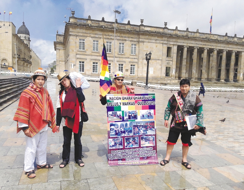 Los indígenas bolivianos trajeron el expediente que defiende sus derechos y lo entregaron al Gobierno.Archivo particular.