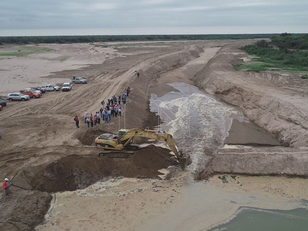 Hoy se realizó la apertura del canal en la zona del Pilcomayo. Foto: Carlos Juri.